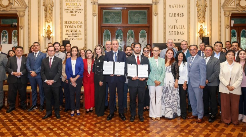 FIRMA ALCALDE Y UPAEP CONVENIO ESTUDIANTIL