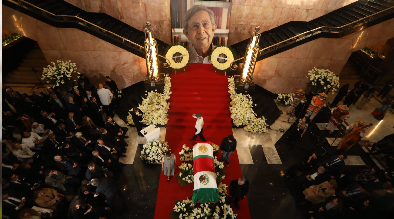 RINDEN HOMENAJE A CUAUHTÉMOC CÁRDENAS EN BELLAS ARTES
